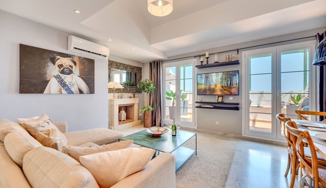Exquisite 2 BDRM Penthouse w/Sea Views and Pools in Marbella