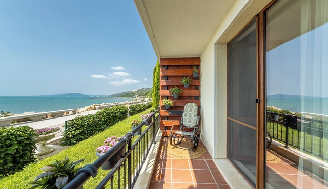 Holiday apartment with sea view. Next to the Botanical Garden and the Palace. in Balchik
