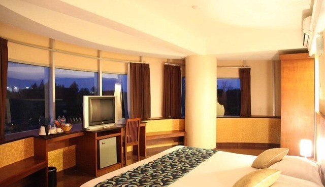 Hotel Oval Surabaya