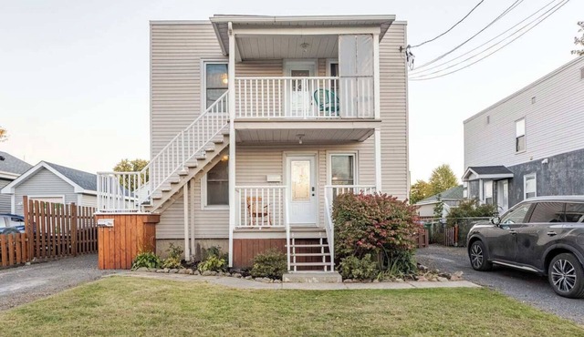 House7bedrooms |3salons|Private garden |14pers |Beautiful decor|35min Montréal✈️ in Saint-Jean-sur-Richelieu