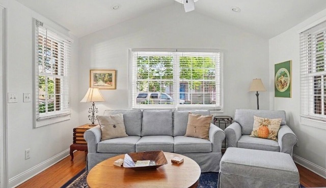 Jones Street and Troup Square Adjacent- 2 bed cottage - Pet Friendly in Savannah