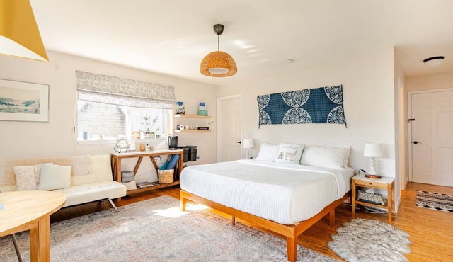 King Suite Private Entry | Walk to Shops & Dining in Hood River