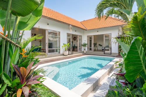 La Palma - Greenery Pool Escape with Private Parking in Canggu