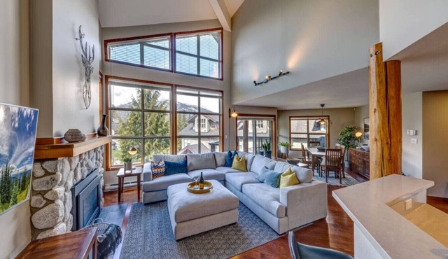 Large Townhome with Easy Ski Access/Great Views/Hot Tub in Whistler