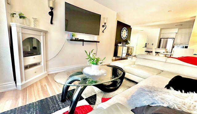Luxurious Comfy SQ1 Escape | 1BR+Den, Sleeps 4 in Mississauga