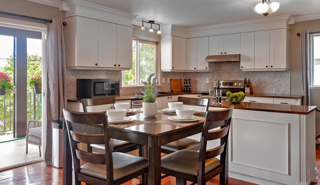 Luxurious Olympic View Suite 1400 Sq ft + Balcony in Victoria