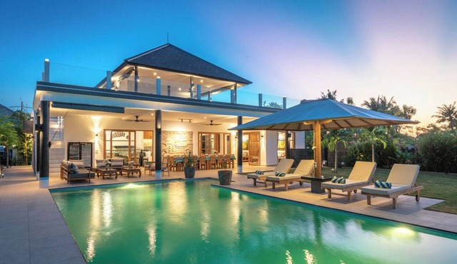 Luxury 15-Bedroom Beachfront & Hillview Estate in North Bali in Seririt