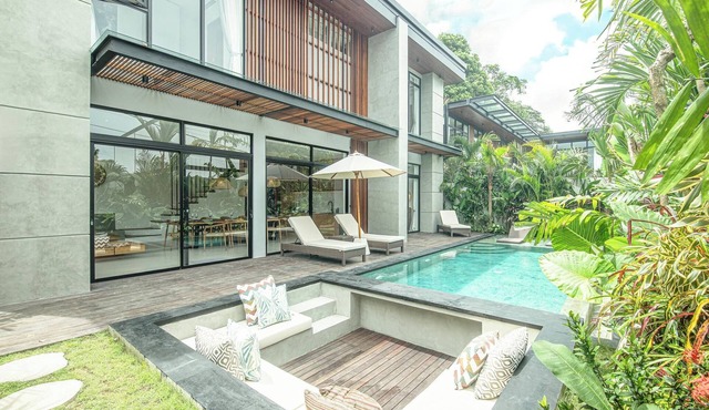 Luxury 5BR Retreat, 400m from Café Del Mar Shore in Canggu