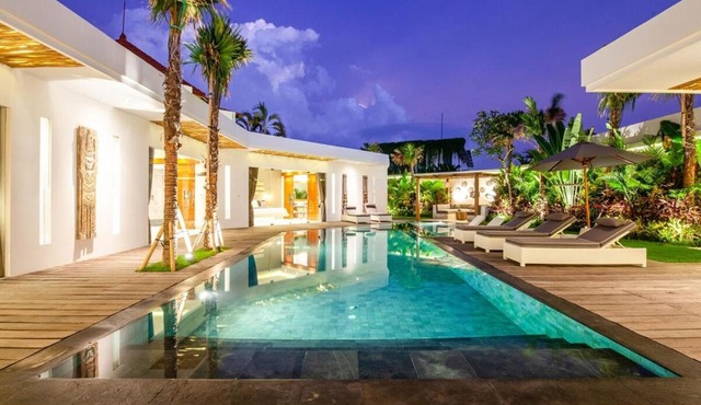 Luxury 6BR Villa, Canggu, 400m to Finns Beach in Canggu