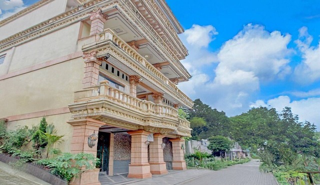 Luxury Deluxe DBL Retreat W/Free WiFi and Parking in Yogyakarta