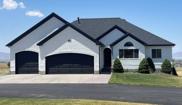 Luxury Erda Home w/Private Pool, Hot Tub, Beautiful Lake & Mountain Views in Erda