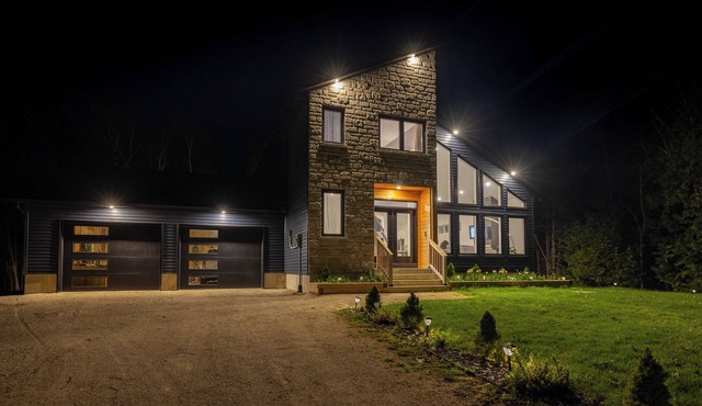 Luxury oasis in the woods, less than five minutes from the beach! in Wiarton