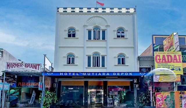 Luxury Twin Stay with Free WiFi and Parking in Depok
