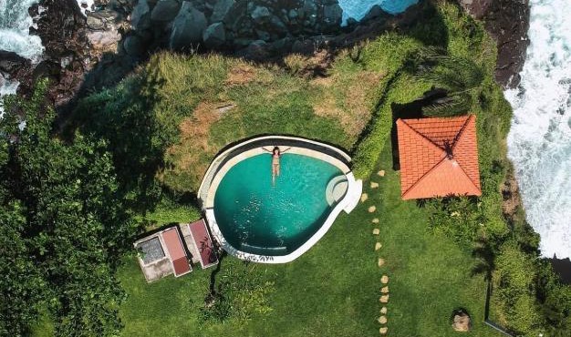 Makawi Tuwa Cliff - Luxury Cliff Stay with Private Beach, Infinity Pools and Ocean View in Tumbu Village