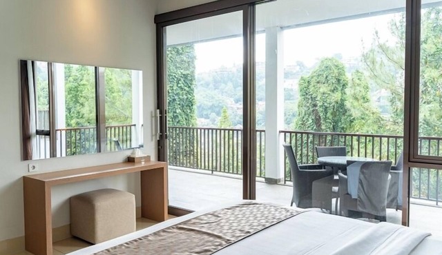 Mentari Hill View 8 BR heated pool and movie room in Bandung