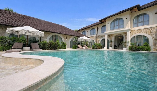 Modern 1BR in 5 min to Sanur Beach + 2 Pools&Patio in Kota Denpasar