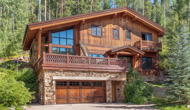 MOUNTAIN MODERN CHALET with hot tub, fire pit, on bus route in Vail
