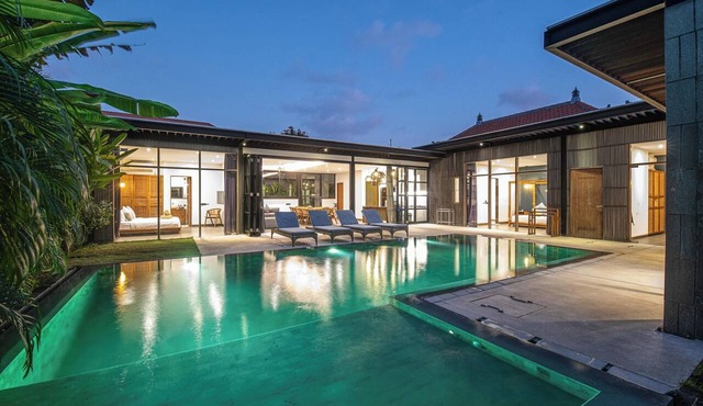 New 5BR Villa, Enclosed Lounge, Canggu Oasis