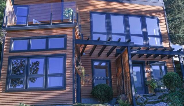 NEW Modern Mountain Haven | Luxe View, Sauna, Hot Tub & Fireplace in Nelson