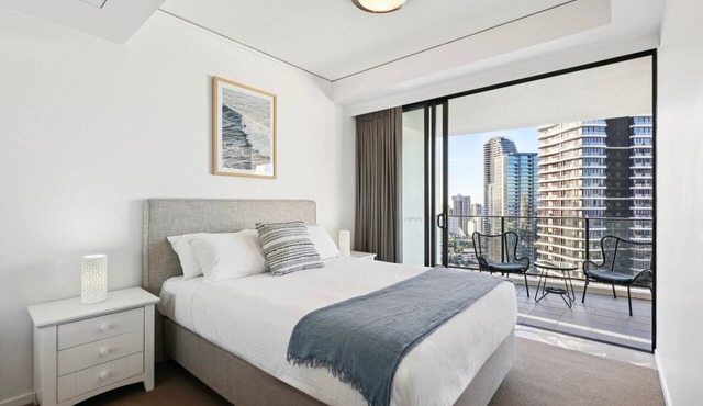 Ocean View 3-Bed with Gym, Pool in Broadbeach