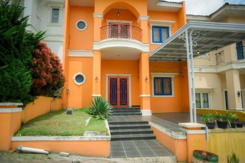 Orange Villa in Berastagi