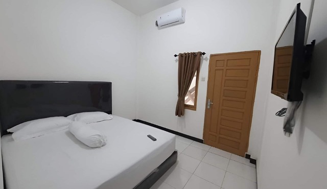 OYO 93306 Homestay Permana Supadio Airport in Pontianak