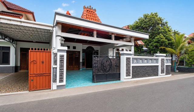 OYO 95178 Azifa Guest House in Depok
