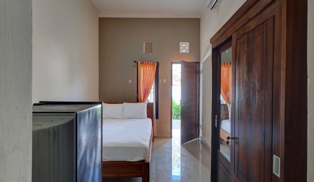 OYO Life 92838 Kost Ibu Surya in Perean Tengah
