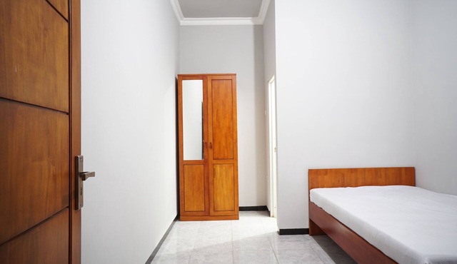OYO Life 93045 Kost Putra Bu Ketut
