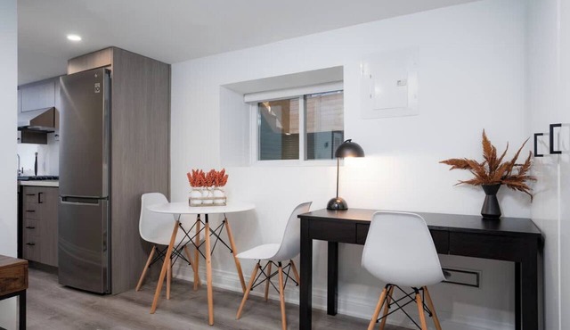 Parkdale Studio with Gas Stove in Toronto