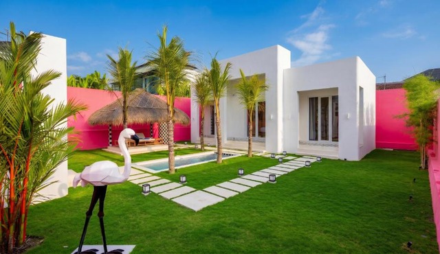 Pink Paradise · Couples Villa · Pool · Canggu in Tanah Lot