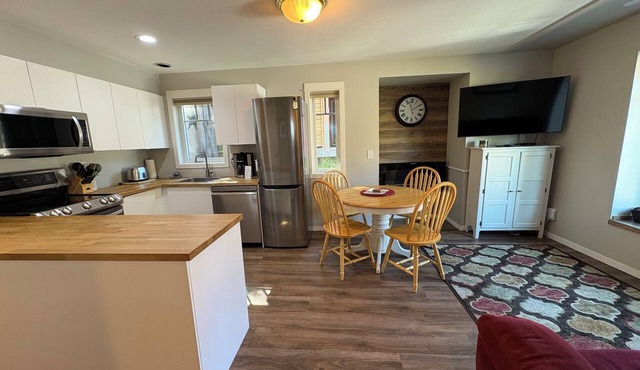 Private suite with semi-private hot tub, and BBQ - pet friendly too! in Silver Star Mountain