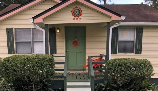 Quiet-Clean-Cottage-Dogs Kitchen in Tallahassee