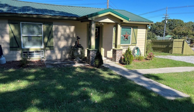 Rachel's Place is a place of quiet rest yet close to all the attractions. in Signal Mountain