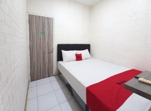 RedDoorz at Luxury Homestay near Aloha Waru Surabaya