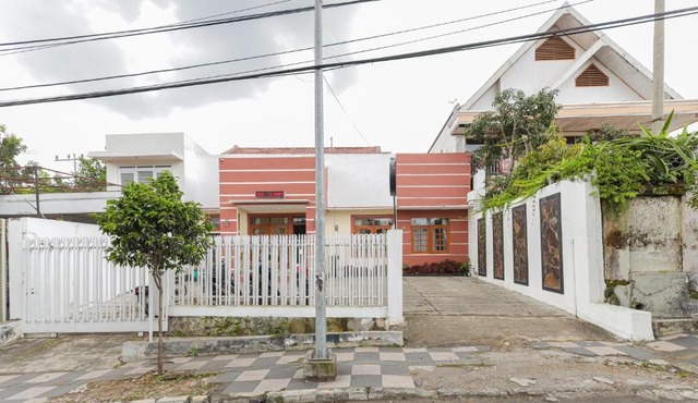 RedDoorz at WR Supratman Batu