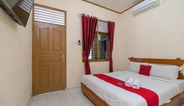 RedDoorz near RS Awal Bros Sudirman Pekanbaru in Parit