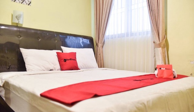 RedDoorz near Surabaya Town Square