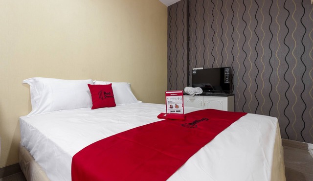 RedDoorz Plus @ Cipete Damai