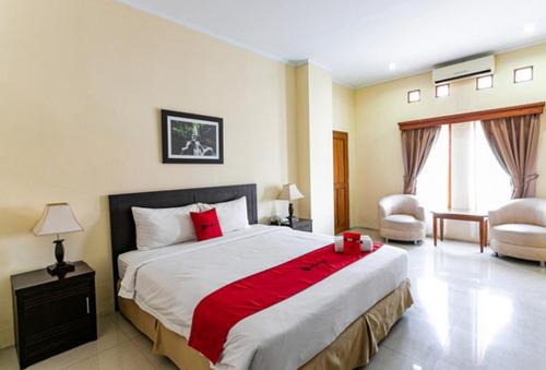RedDoorz Plus near Alun Alun Karanganyar in Karanganyar