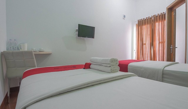 RedDoorz Plus near Alun Alun Kuningan