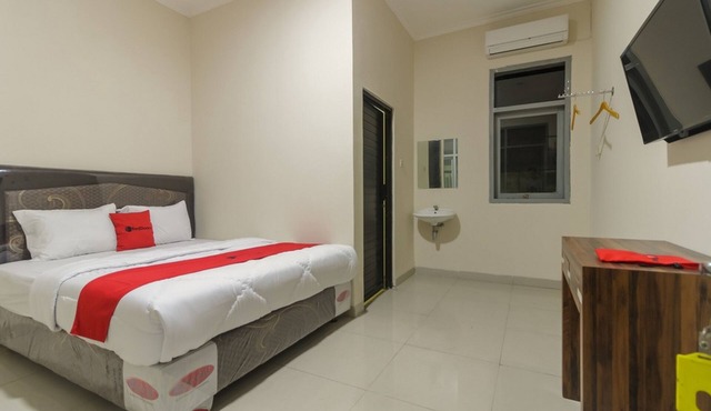 RedDoorz Plus near RS PMI Bogor