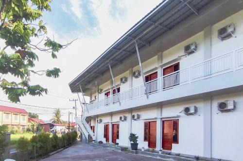 RedDoorz Syariah at Djaya Guest House Padang in Padang