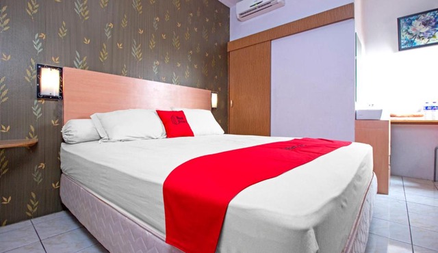 RedDoorz Syariah near BTC Fashion Mall