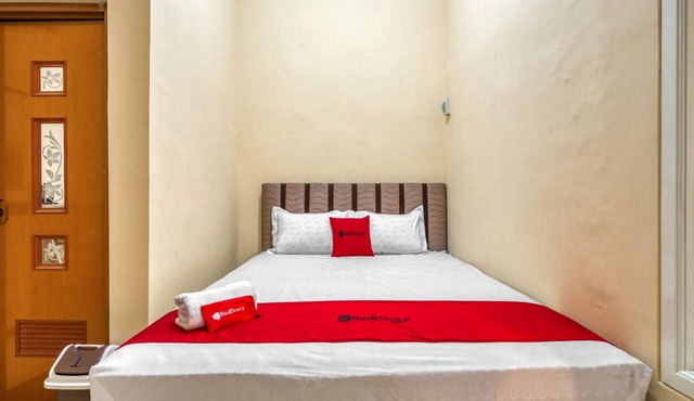 RedDoorz Syariah near Kebon Rojo Park Blitar