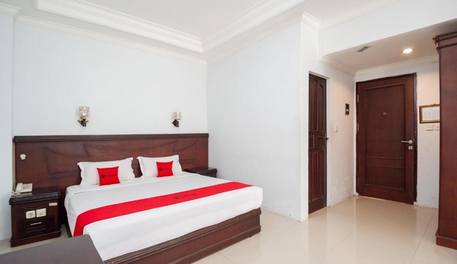 RedDoorz Syariah near RS Yos Sudarso Padang in Padang