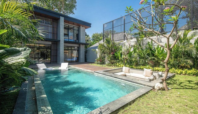 Refined 5BR Contemporary Villa, 400m to the Beach in Kuta Utara