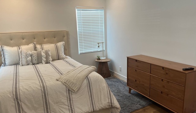 Remodeled Home near Studios and Hollywood! in Burbank