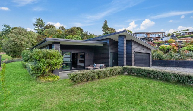 RIVER RETREAT - TAUPO HOLIDAY HOME, family friendly in Two Mile Bay in Taupo Central