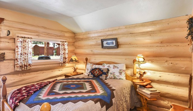 Roger's Cabin | Historic Log Cabin in the Woods | Near Grand Canyon & Flagstaff in Bellemont